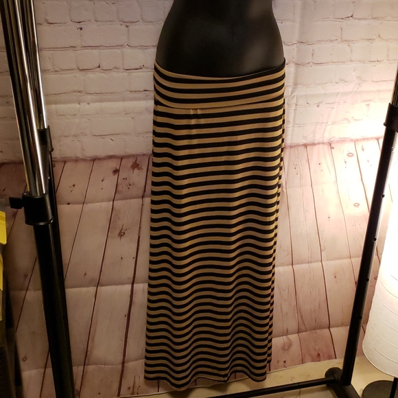 Modern Maxi Skirt - Picture 3 of 4